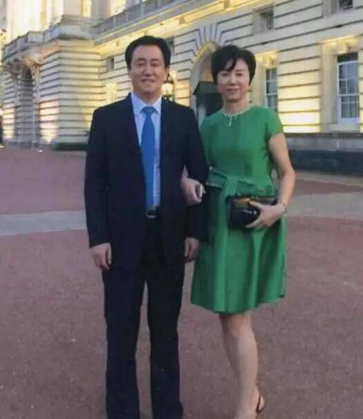 摄制组正在拍摄最后一幕，奥里卡扮演的主人公准备饮弹自尽痛失爱人的奥里卡将手中的道具手枪对准在拍片现场的刽子手尼克菜克吓得跌倒在地。